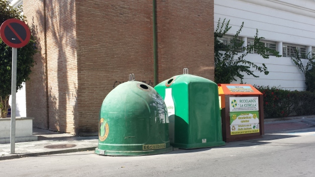 Contenedores de reciclaje junto al Mercado Municipal.